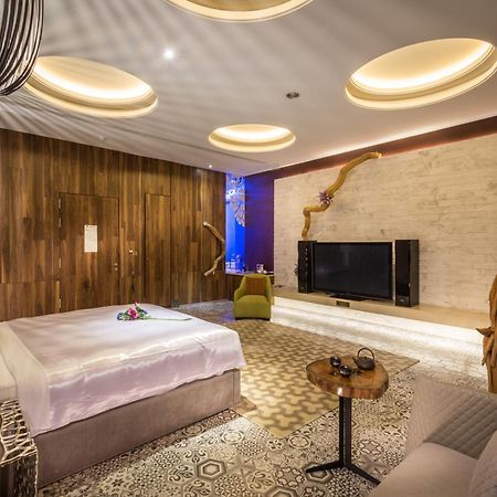 Mulan Motel Taichung Bagian luar foto