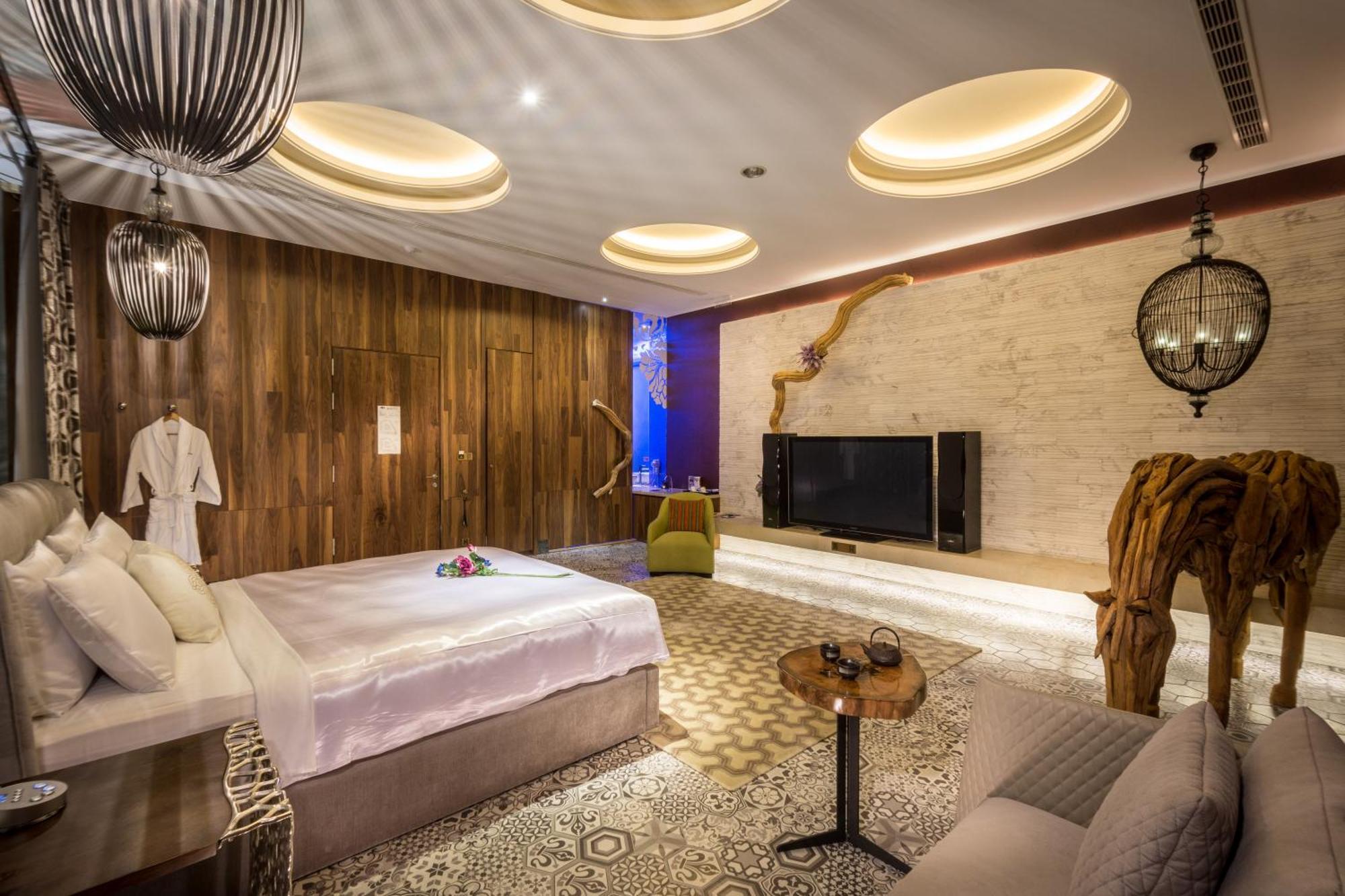 Mulan Motel Taichung Bagian luar foto